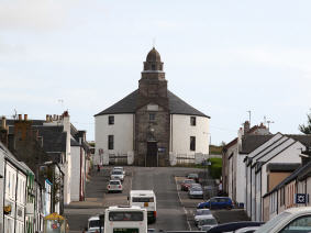 Bowmore mit Rundkirche