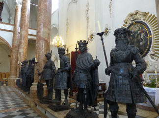 Bronzefiguren in der Hofkirche