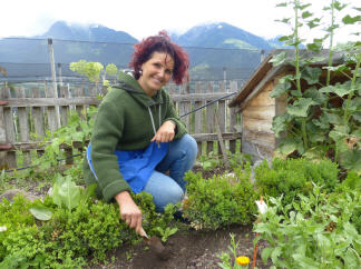 Priska Weger in ihrem Kräutergarten