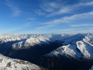 Blick auf die verschneiten Alpen